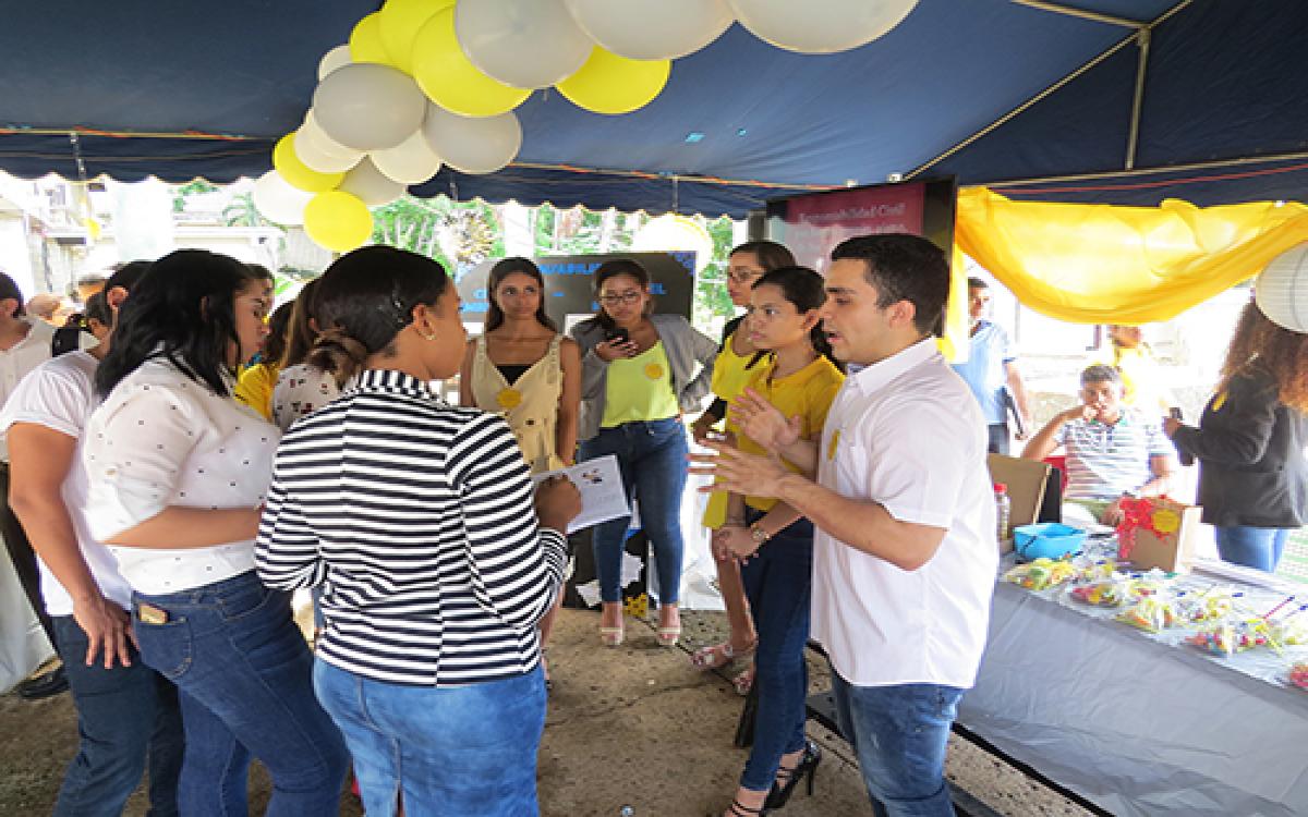 Instante en que el jurado pasaba por uno de los puestos.