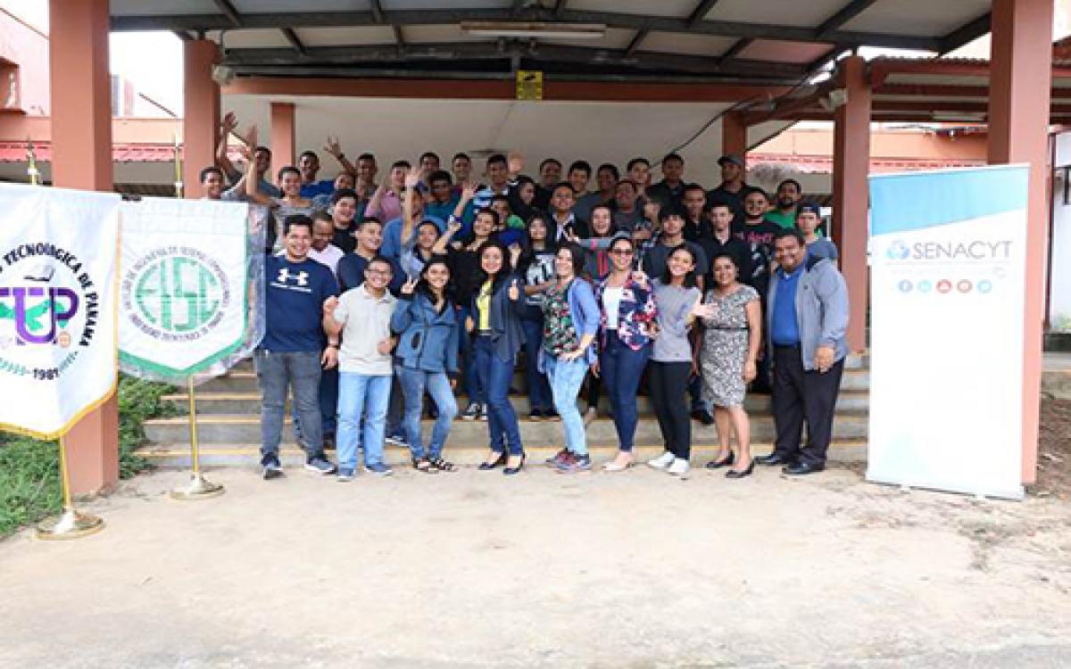 Estudiantes y senacyt