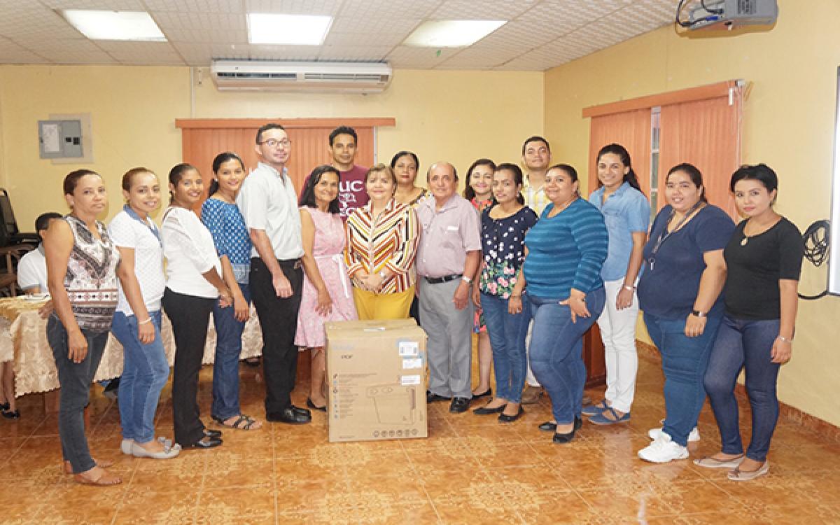 Estudiantes junto a la Mgter. Anays Cano de Herrera y al profesor Esteban Bustamante. 