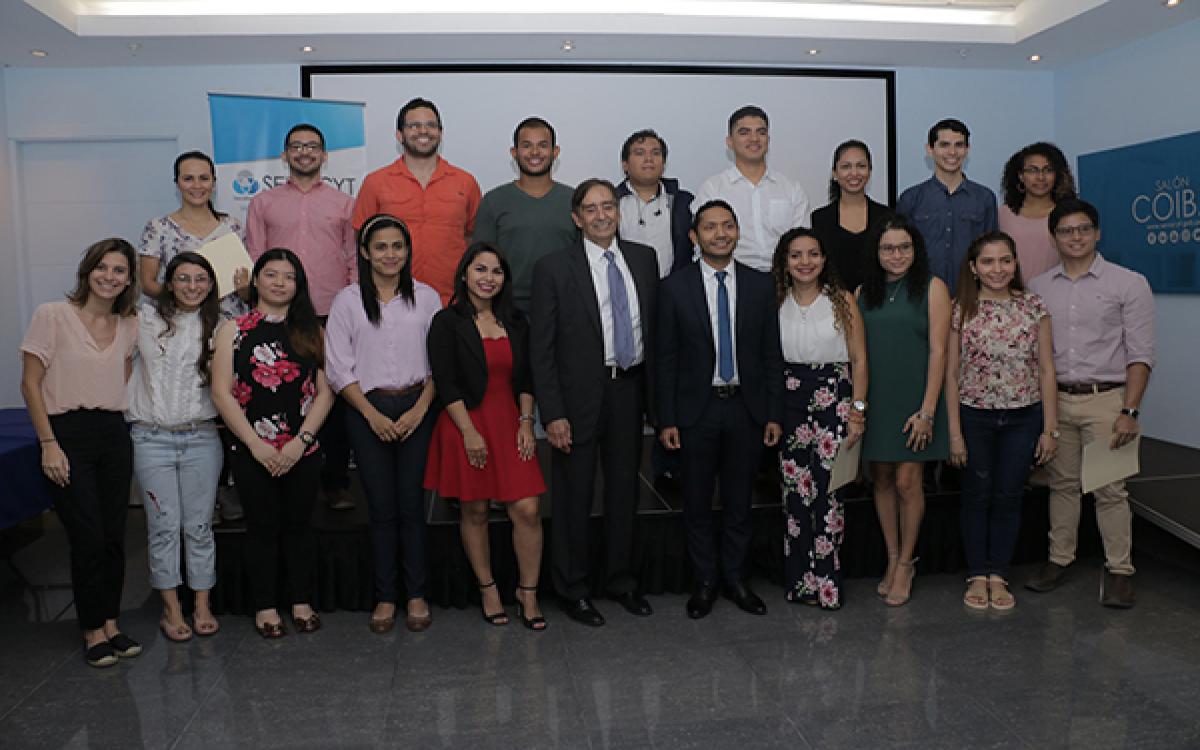 Estudiantes acreedores a la Convocatoria de Mestría en Áreas Específicas Identificadas por SENACYT -