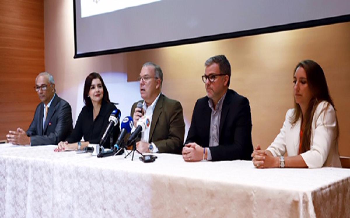Alcalde Jose Luis Fábrega y miembros de la Alcaldia de Panamá