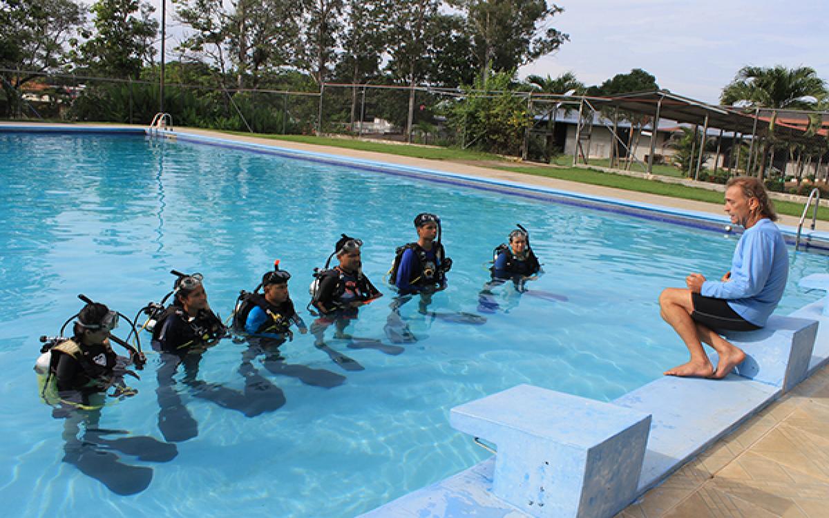 Practica de buceo en piscina en CRUV