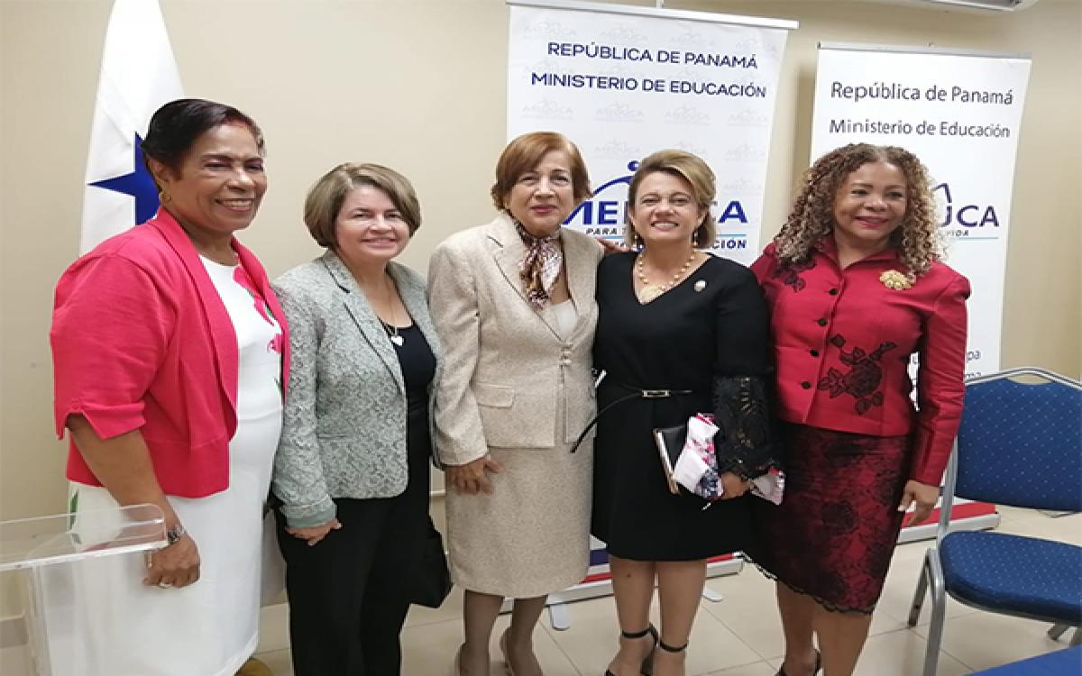 Reunión de Damas en creación de perfil docente