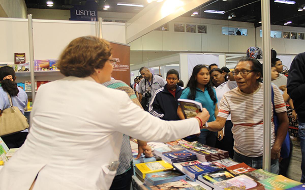 Pabellón de La Editorial Universitaria en el Centro de Convenciones ATLAPA.
