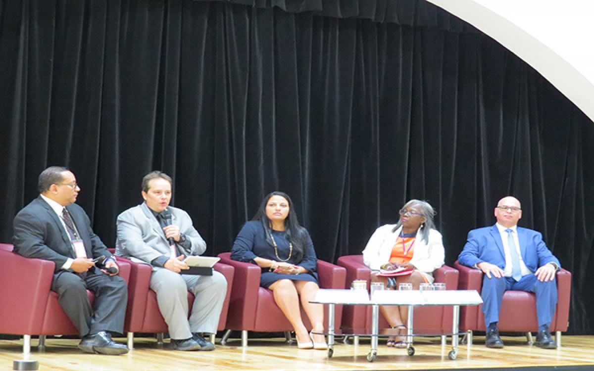 mesa de panelistas y expositores 