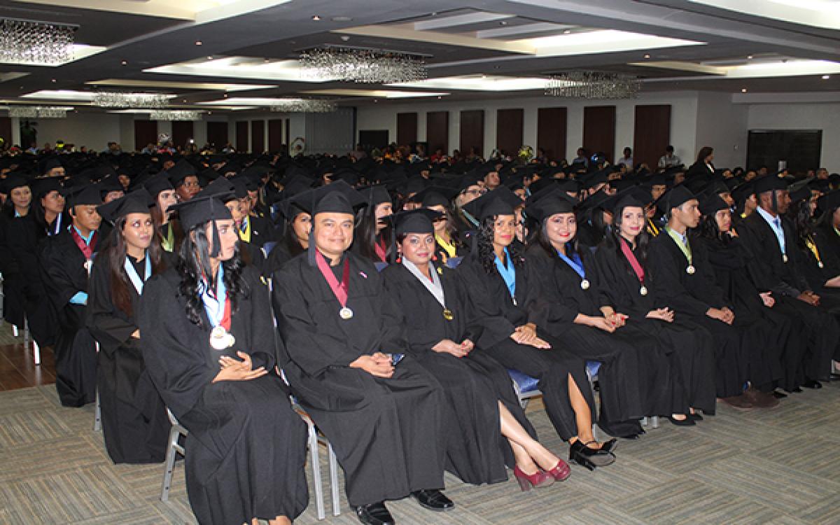 Promoción Bodas de Oro CRUV. 458 profesionales para servir al país.