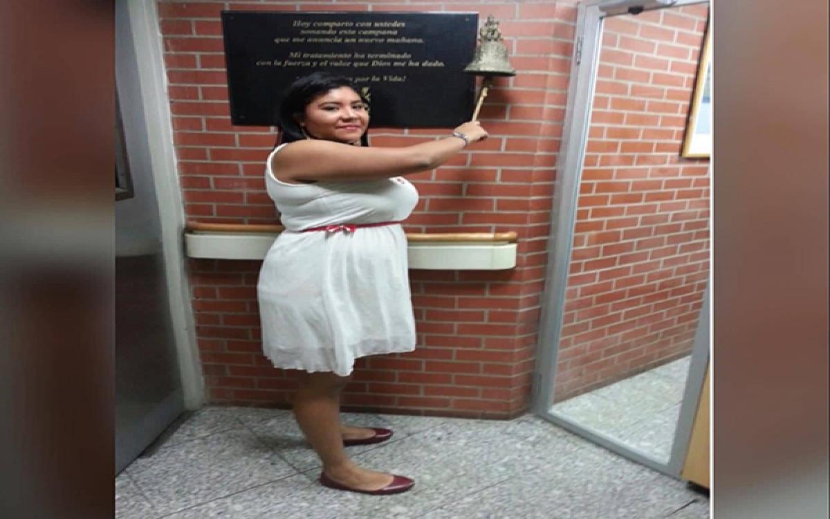 Made Vargas, tocando la campana de finalizacion de Tratamiento .