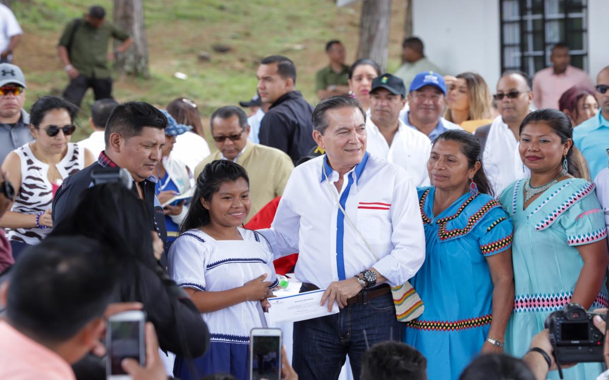 Entrega de becas a estudiantes de la comarca.