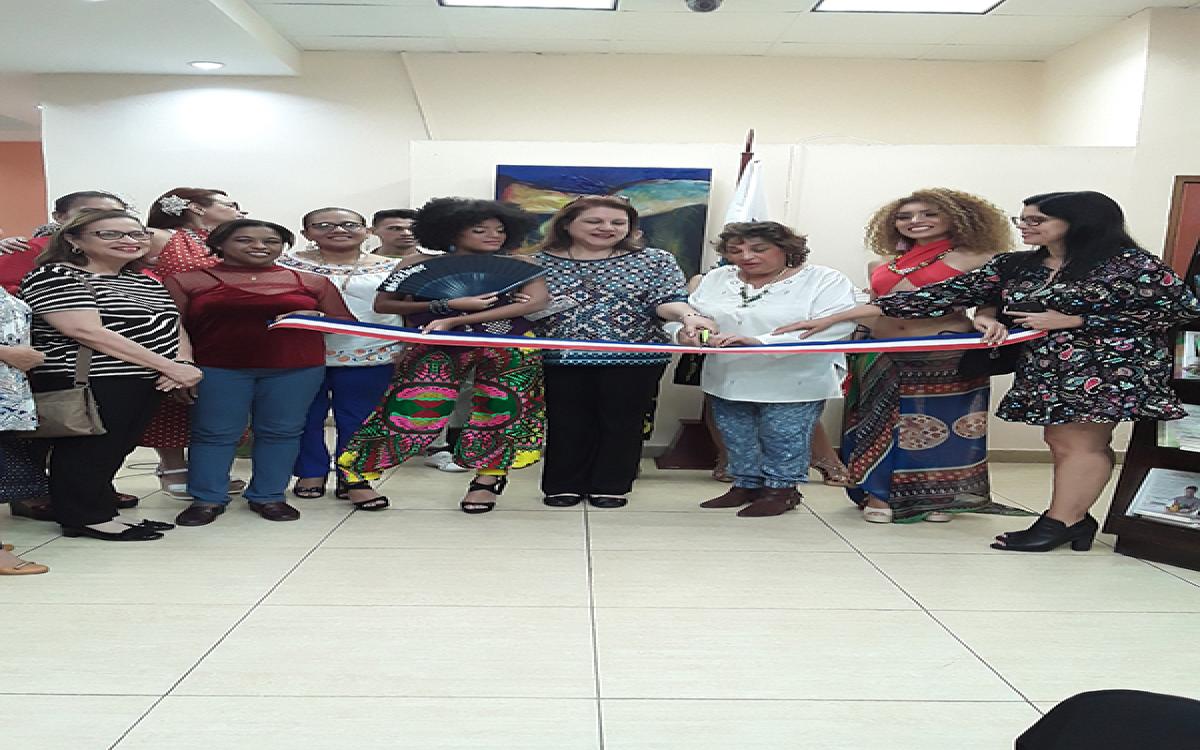 Momentos de la inauguración en la Librería Universitaria.