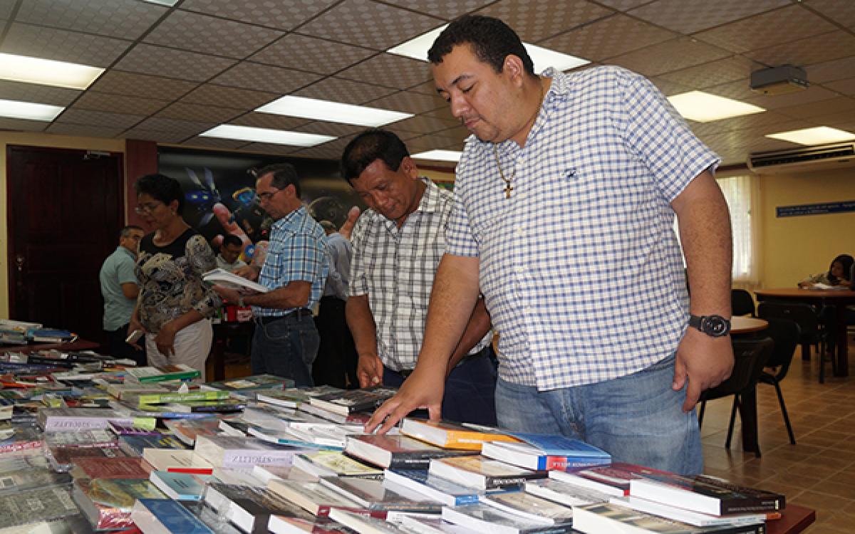 Personal de la Librería Universitaria junto a colaboradores de la Biblioteca del CRULS. Fotos: Néstor Vergara