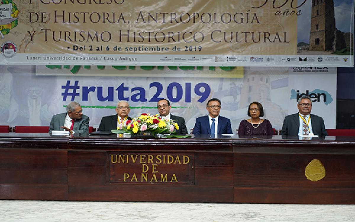 Dr. Olmedo García, Dr. Alfredo Castillero Calvo, Dr. Eduardo Flores C., Mgter. Denis Chávez, profesora Fermina Santana y  magister Fernando Aparicio.