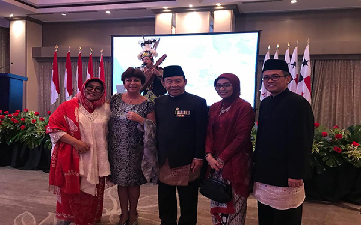 Sra. de Santodo, Mgter. Irina N. Ardila, S. E. Budhy Santoso y miembros de la comunidad indonesa .