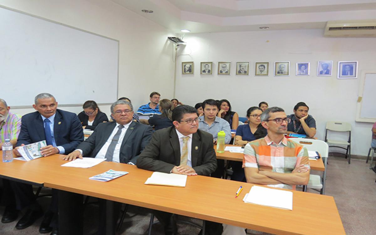 Mesa principal con autoridades. 