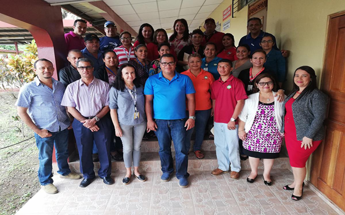 Prof. Oriela Bravo y Lic. Magada Jaén junto a los administrativos que participaron del seminario. Foto: Néstor Vergara