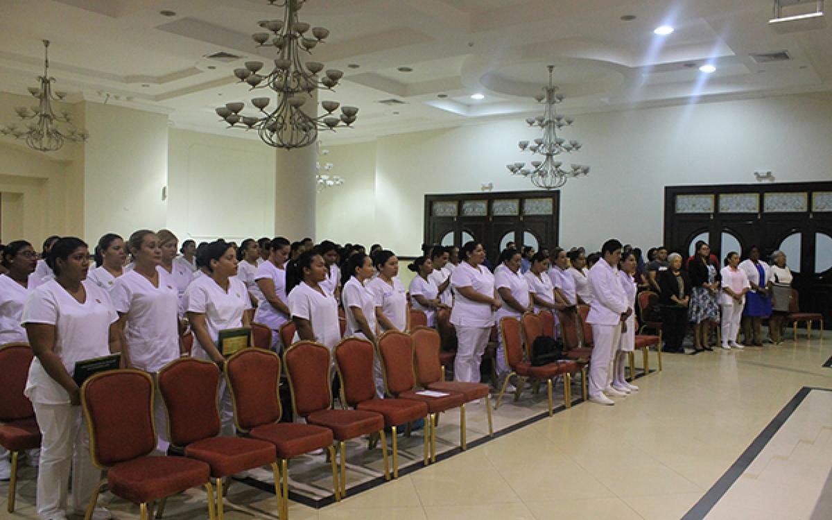 Técnicos y licenciados en Enfermería reciben su certificación 