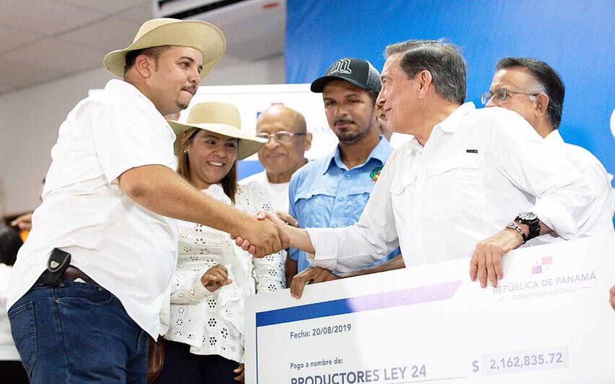 Cheques de pago a productores por el presidente de la república Laurentino Cortizo 