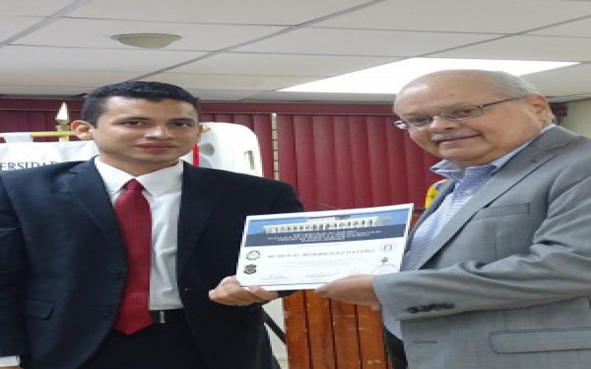 Entrega de certificados a los participantes