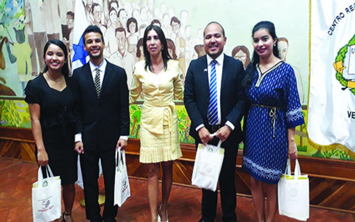 7 De izq. a der. Jaquelin Rodríguez, Arlex A Alvarado, Mgtr. Dayra Agrazal, presidenta comisión de festejo, Natanael García, ganador y Velkys Guerra, segundo lugar.