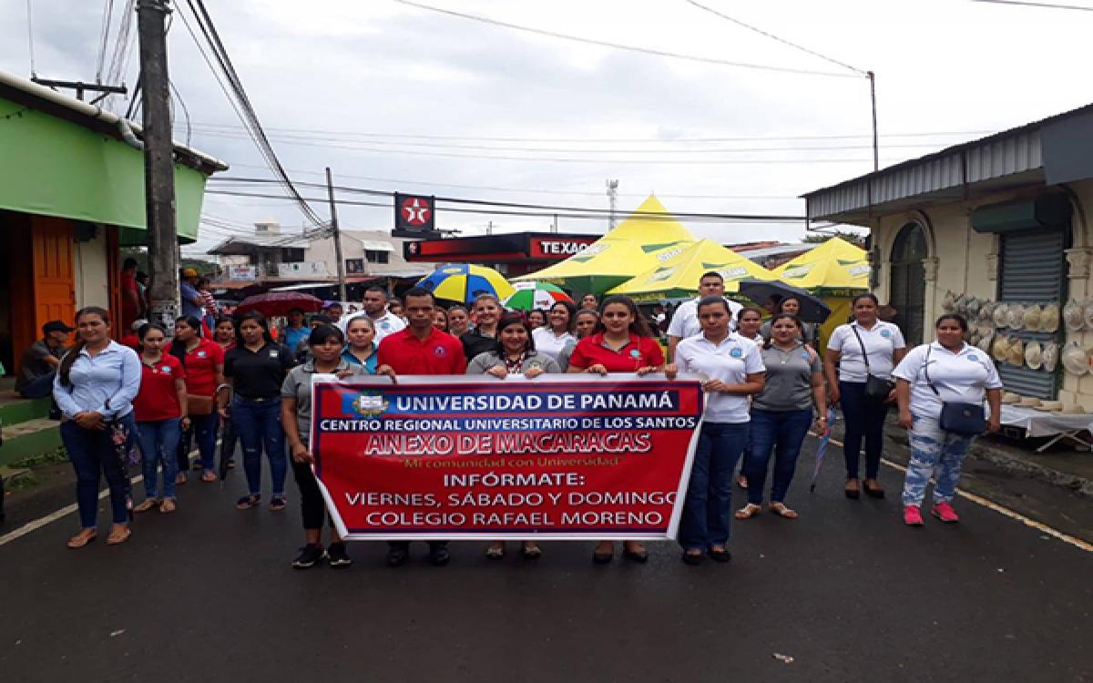 Estudiantes y docentes marcharon por las diferentes calles. 