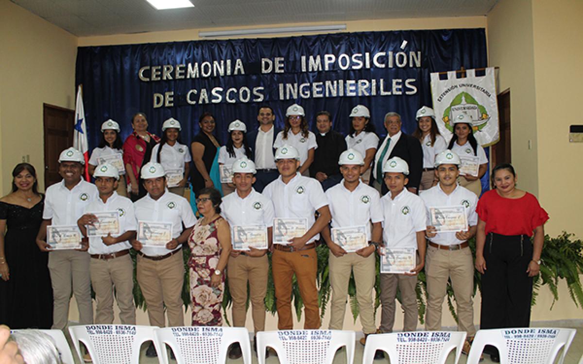 Ceremonia imposición de cascos EXUS. Autoridades, estudiantes y docentes