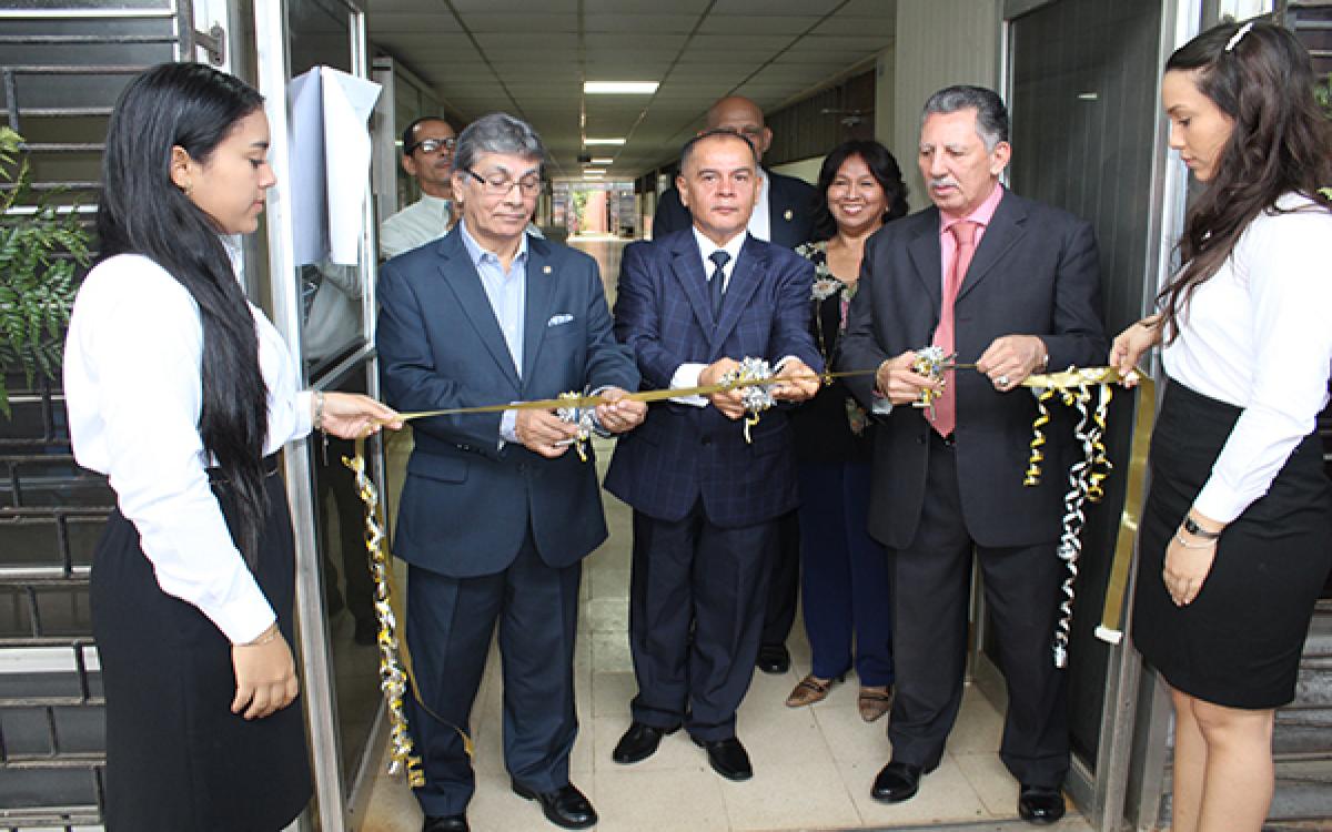 Corte de cinta inaugural de la VII Feria de FAECO-CRUV