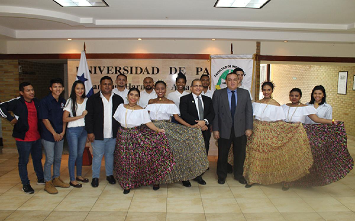 Mgter Fidel Palacios junto a los estudiantes de Ingeniería Civil y del conjunto típico de la facultad de Psicología.