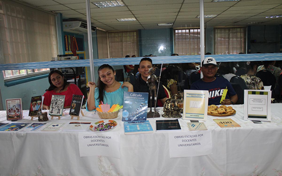 Exposición de libros de autores docentes del CRUV