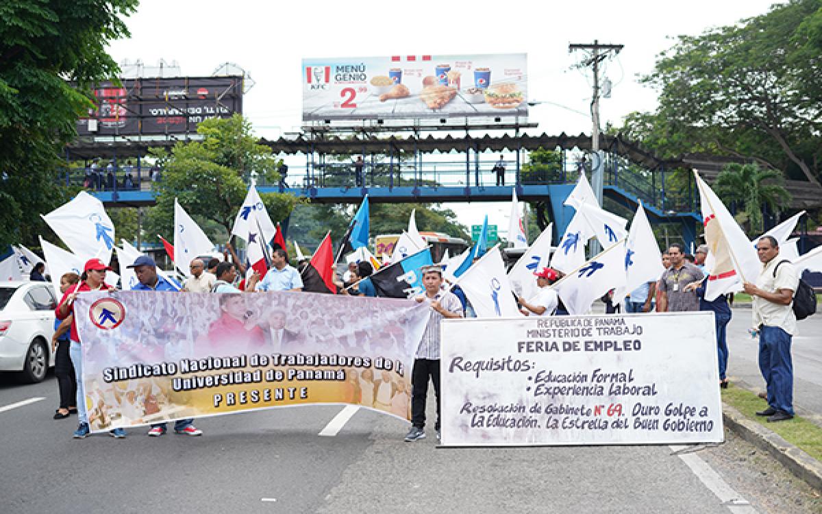 Protestas por decreto 69 ,Pancartas portadas por estudiantes de Administración Pública. 