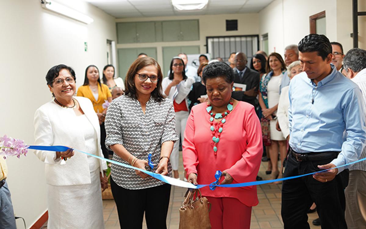 Corte de cinta inaugural en el Icase aniversario 50