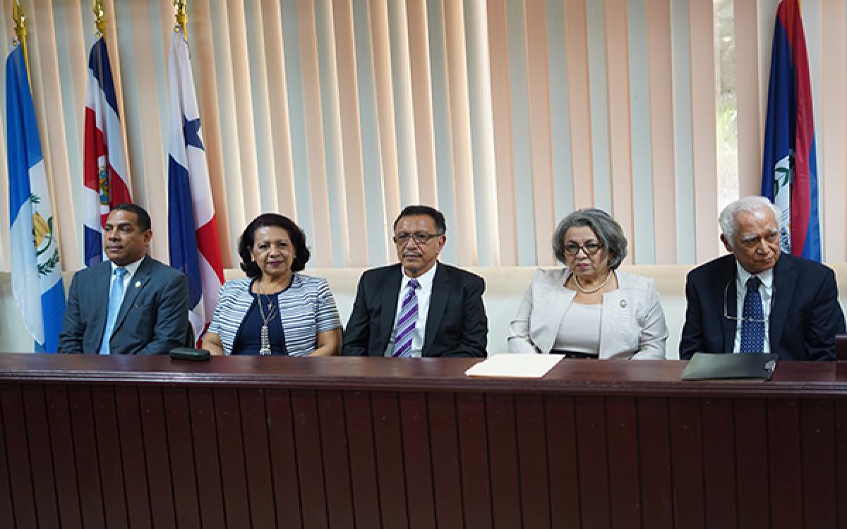 Mesa principal :Mgtr. Alcides Muñoz, subsecretario general UP; Mtra. Nereyda Herrera, Secretaria General UP, Mgtr. Denis Chávez, vicerrector de Extensión; Mtra. María Félix Domínguez, directora Editorial Universitaria y Dr. Celestino Andrés Araúz.
