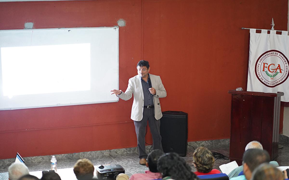 Miembros de entidades gubernamentales e instituciones participaron como expositores taller Dacum en la FCA.