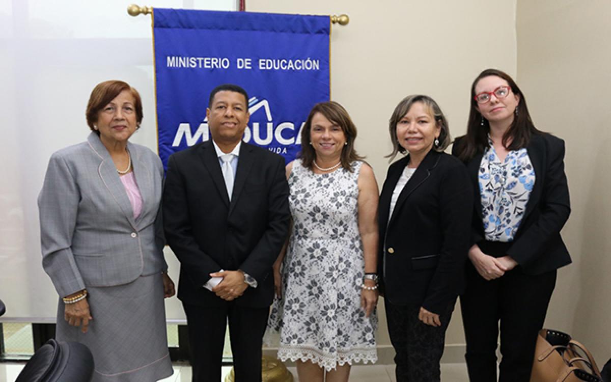 Viceministra Academica, Zonia Gallardo de Smith;  el rector  de la Umip, Aladar  Rodríguez Díaz; la  Ministra Maruja  Gorday de Villalobos ;la vicerrectora  de Administración , Gloria  Quintero  y la Directora  de Asesoría Legal  de la Umip, Stephanie Ibáñez  