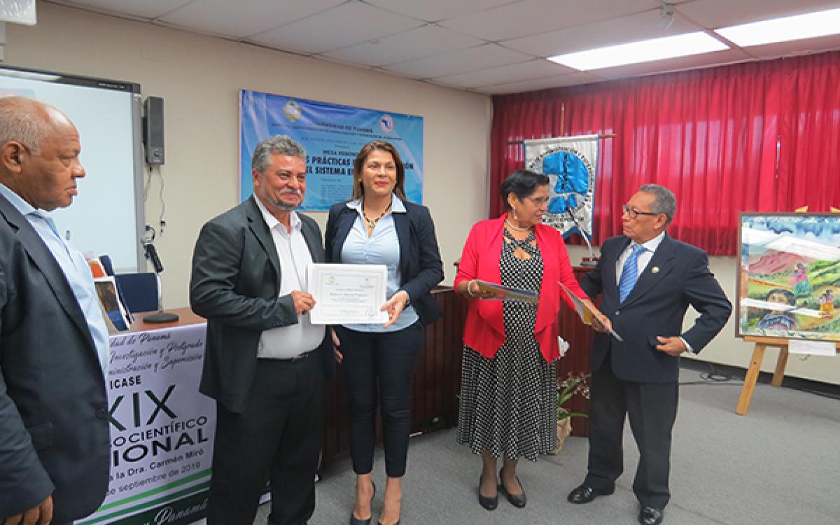  Dr. Manuel Calderón, durante la presentación del libro. 