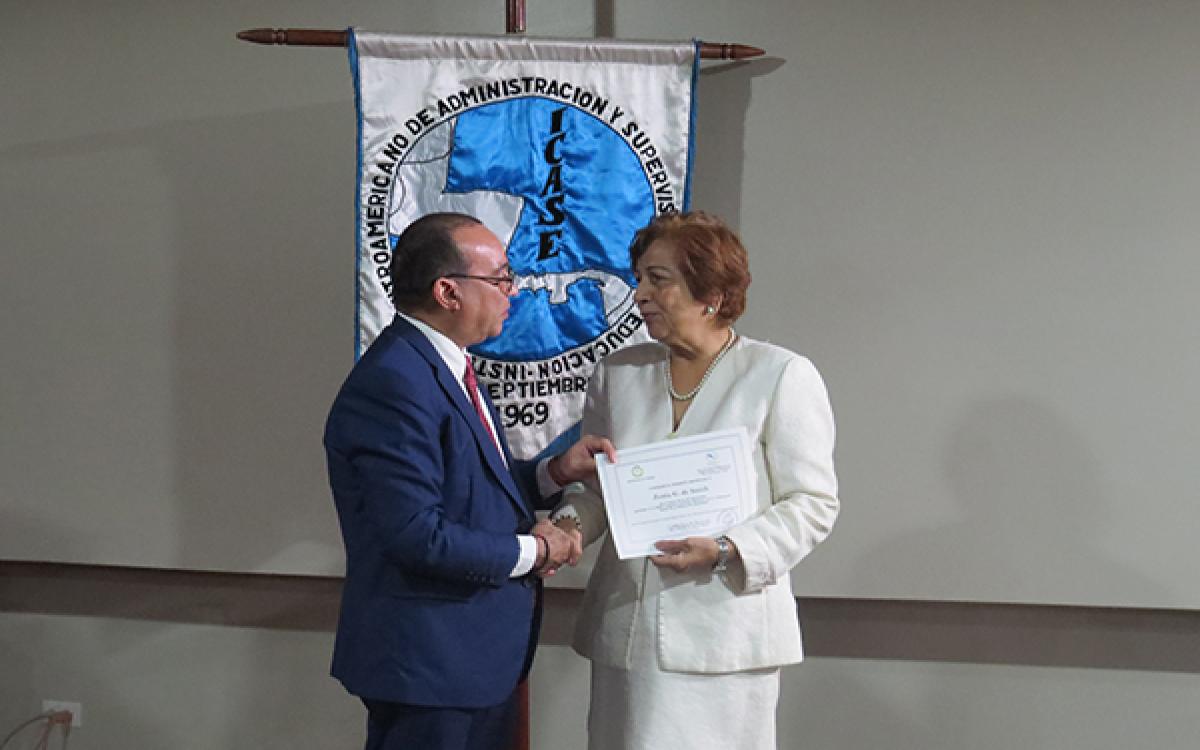 Entrega de certificados de participación, por parte del Dr. Eduardo Flores Castro, a la viceministra Académica de Educación 