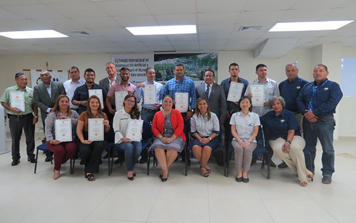 Graduandos del Diplomado Internacional de Inseminación Artificial  y Prácticas para el Manejo Eficiente del Hato Ganadero.