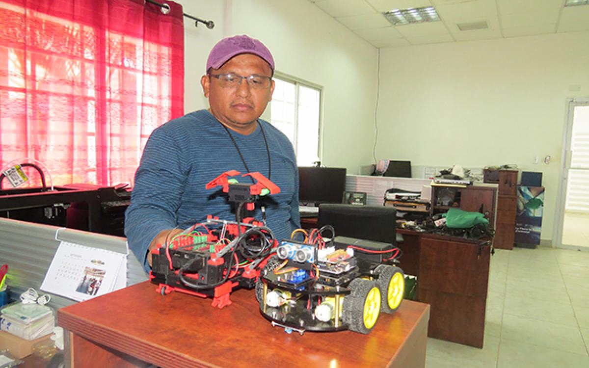 El Mgter. Daniel Serrano explica el funcionamiento de cada uno de los aparatos.