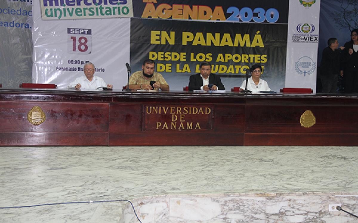 Miguel Ángel Keller, sacerdote y decano de la facultad de Humanidades y Teología  de la Usma; moderador Alberto Agrazal, asistente de proyectos de la Comisión de Justicia y Paz; Antonio Díaz, profesor de Sociología de la Universidad de Panamá  y Clara Meza,  misionera consagrada del Vicariato Apostólico del Darién.
