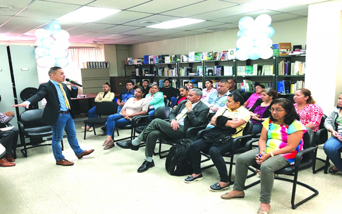 Se escuchó la lectura de varios versículos de las Sagradas Escrituras.