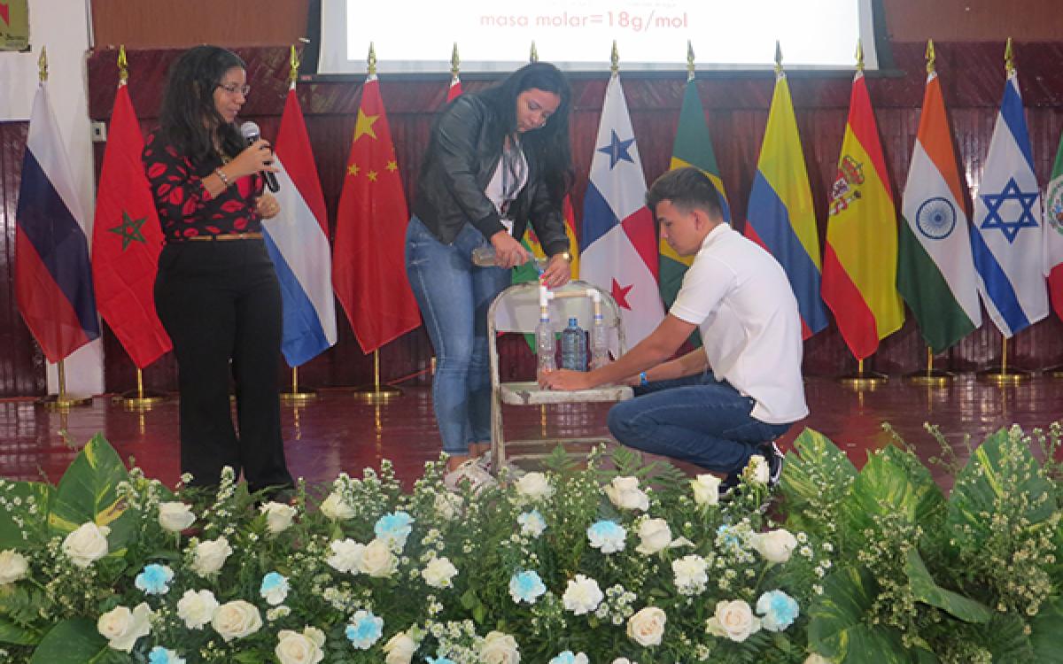 Estudiantes de un colegio, estudiantes y profesores  de la región observan  el procedimiento para reciclar el agua residual, a través del Módulo de prueba de tratamiento de aguas residuales.