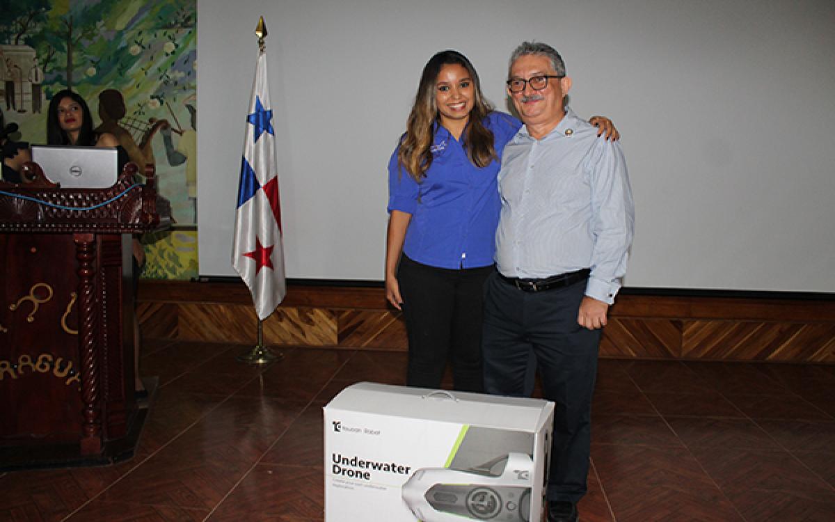 Licda. Annissamyd del Cid de Mar Viva entrega Dron submarino al Mgtr. Ángel Javier Vega CRUV