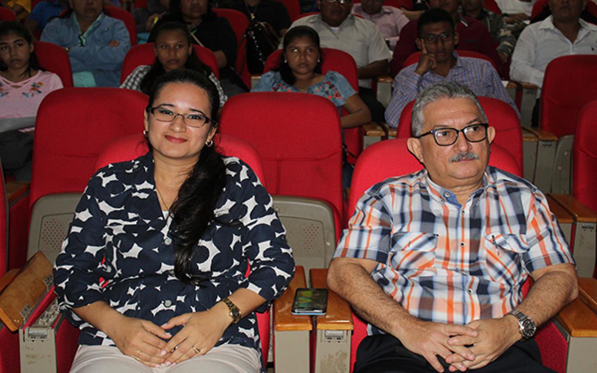 Mgtr. Yolani Robles y Ángel Javier Vega, organizadores y expositores.