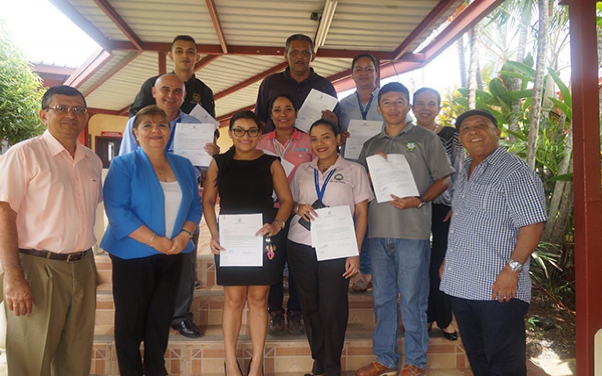 Autoridades del CRULS junto a administrativos que lograrán su permanencia. Foto: Néstor Vergara