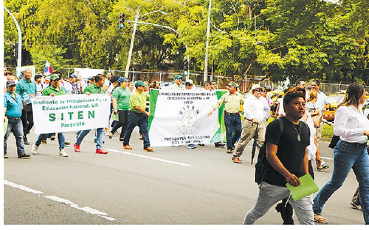 Familia universitaria en manifestación hacia el Palacio doctor Justo Arosemena/Fotos Luis Guerra /.   