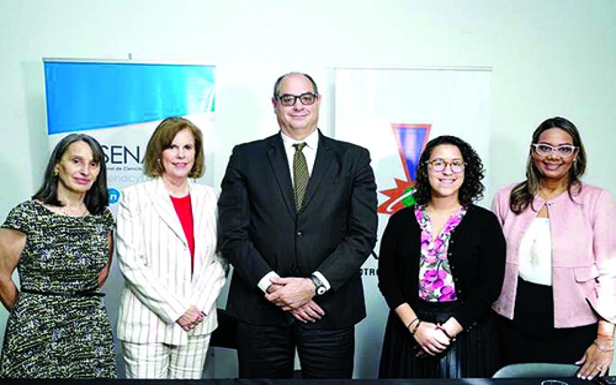 la Dra. María Heller, la Licda. Dora Boyd de Pérez Balladares, el Dr. Víctor Sánchez Urrutia, la señora Sthephanie Del Rosario y la Dra. Milena Gómez Cedeño.