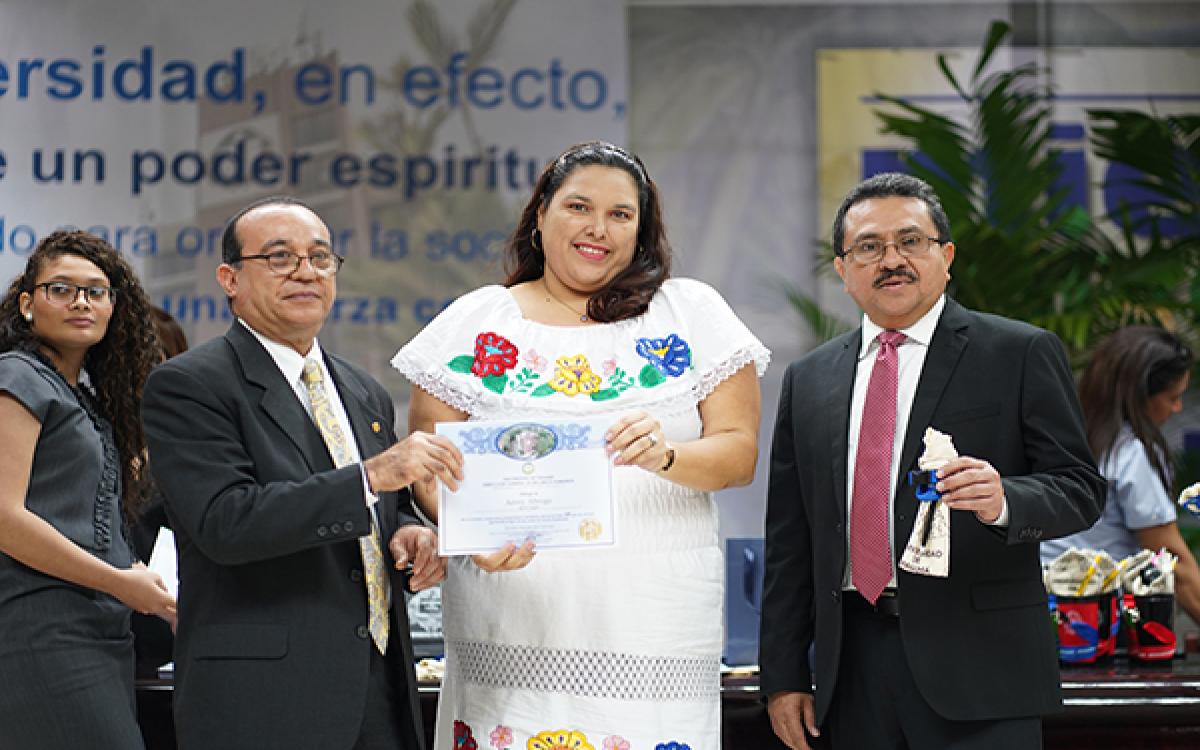 Jenny de Robles, colaboradora del El Semanario de la Universidad…