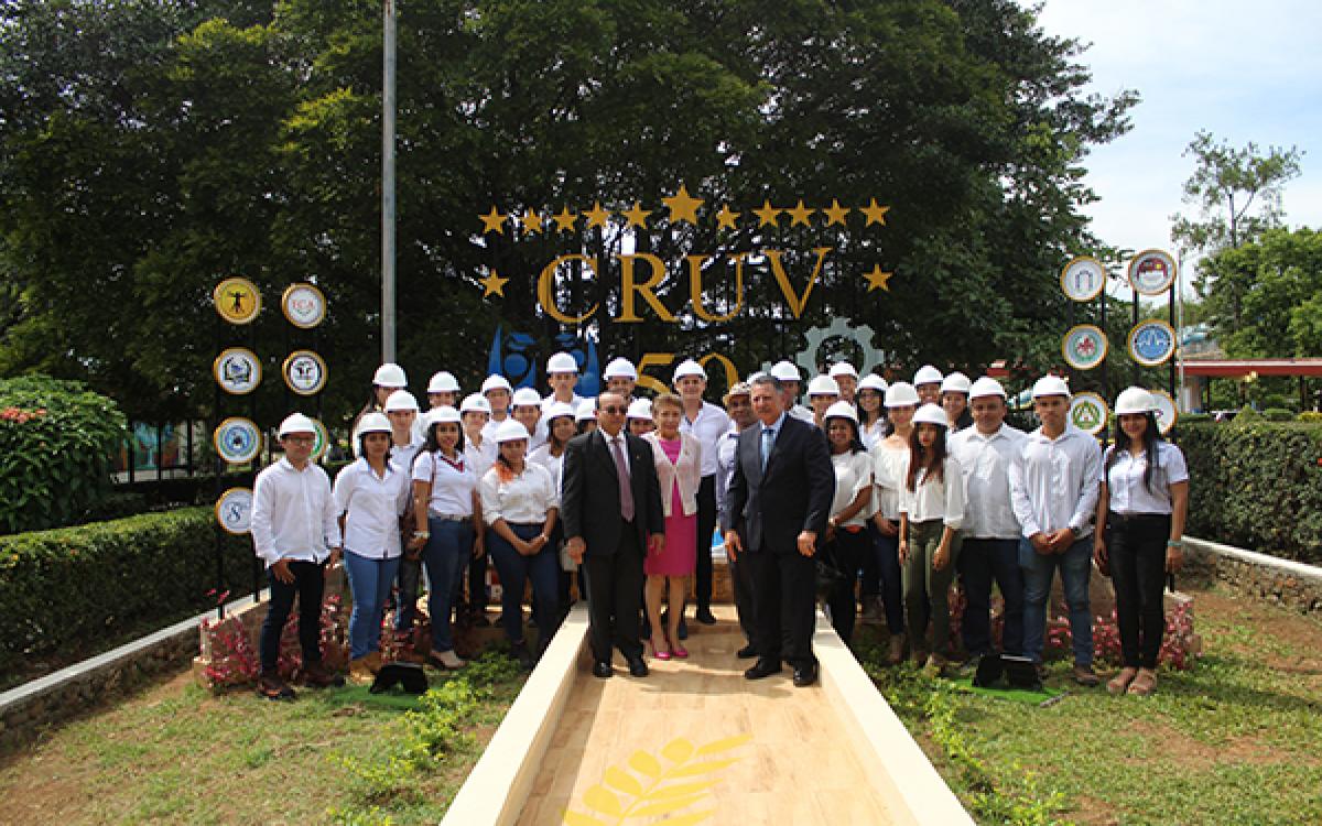 Inauguración Monumento 50 años del CRUV.  Eduardo Flores Castro, rector, Arquitecta Dilsa Saldaña, coord. de facultad, Mgtr. César García, director.