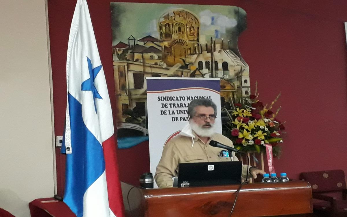 Doctor William Hughs expone en el Auditorio José Dolores Moscote.