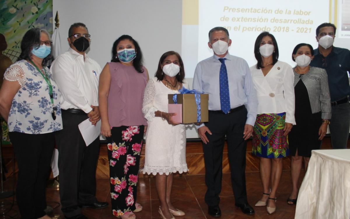 Comisiones de extensión entregaron presente al Mgtr. Cesar A. García 