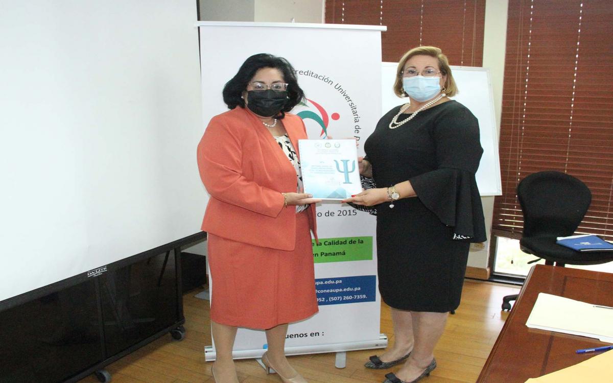 Recibe el documento la doctora María del Carmen Terrientes de Benavides del Coneaupa, por la Facultad de Psicología, la decana, doctora Marita Mojica.