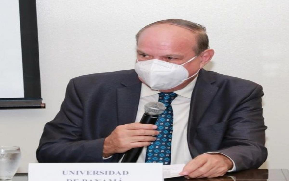 Magíster Jones Cooper, docente Facultad de Administración Pública.